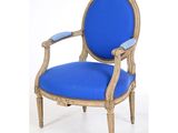 une image représentant une chaise bleue avec une structure en bois et une assise rembourrée bleue