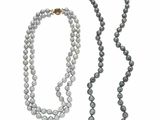 un gros plan sur un collier et un rang de perles