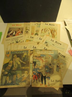 beaucoup de livres posés sur une table, avec une paire de ciseaux