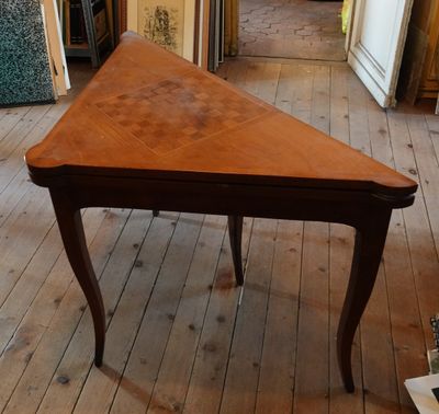 TABLE DE JEUX en bois naturel à piètement légèrement galbé. - Photo 1