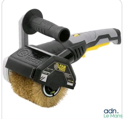 un gros plan d'une brosse à laquelle est attaché un cordon