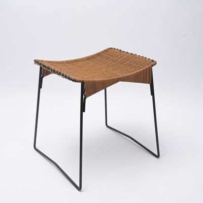 un tabouret marron et noir sur fond blanc