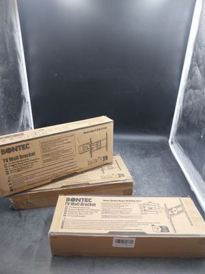 trois boîtes sont empilées sur une table