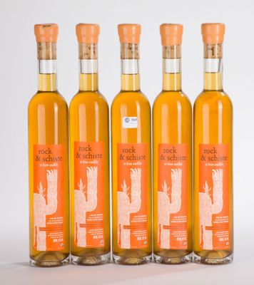 quatre bouteilles de vin orange avec un cactus sur l'étiquette