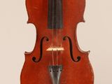 gros plan d'un violon avec un archet sur fond blanc
