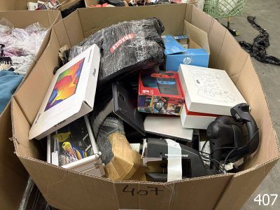 une boîte en carton remplie d'appareils électroniques et d'autres objets