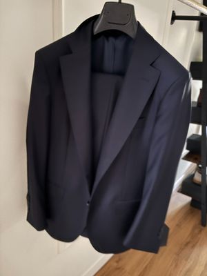 un costume suspendu à un cintre dans un coin de la pièce