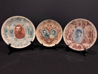 trois assiettes décoratives ornées de portraits d'hommes et de femmes