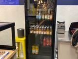 une photo d'un réfrigérateur dans un restaurant, avec des boissons à l'intérieur
