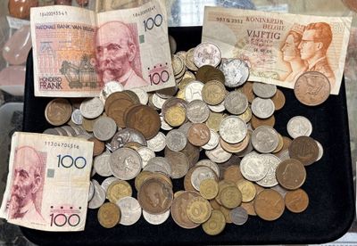 beaucoup d'argent dans une mallette noire posée sur la table
