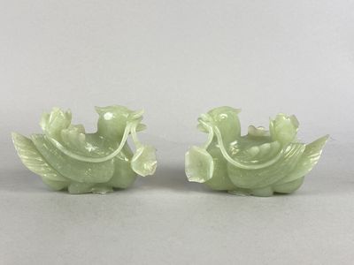 paire de figurines chinoises en jade sculpté représentant des oiseaux et des fleurs