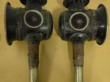 deux robinets à l'ancienne fixés au mur, l'un à côté de l'autre