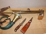 un grand nombre d'outils sur la table