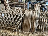 un tas de tiges de bambou et d'autres objets dans une pièce
