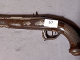 un pistolet muni d'une étiquette, posé sur une table