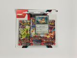 Deux cartes Pokémon se trouvent dans un paquet posé sur une surface blanche