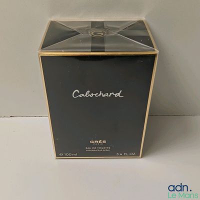 gros plan d'une boîte de parfum sur une table