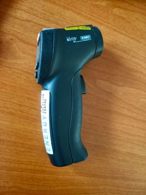 un gros plan d'un pistolet posé sur une table en bois