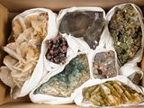 une boîte remplie de roches et de pierres de toutes sortes