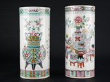 paire de vases en porcelaine chinoise ornés de motifs floraux sur fond noir