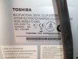 a label on the back of a car that says toshiba