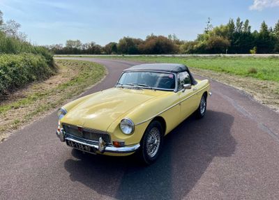 une voiture jaune garée sur le bord de la route