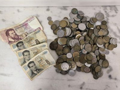 une liasse de billets et une pile de pièces posées sur une table