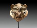 gros plan d'une sculpture de visage sur un socle