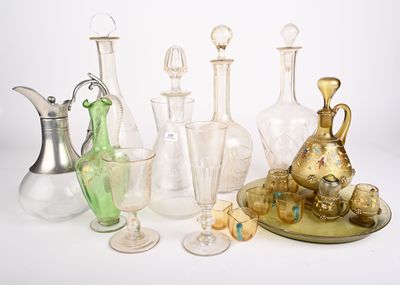 un grand nombre d'objets en verre posés sur une table