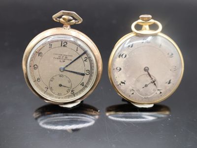 deux vieilles montres de poche posées côte à côte sur une table