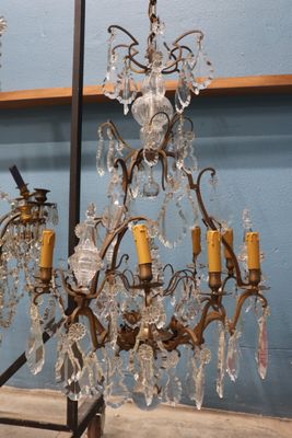 a chandelier that is sitting on a stand