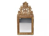 un miroir posé sur une surface blanche