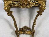 table console ancienne avec un plateau en marbre et un décor à la feuille d'or