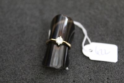 un anneau posé sur un objet noir