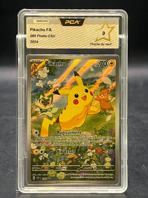 gros plan d'une carte pokemon dans un étui en plastique