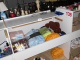 une pièce avec beaucoup d'objets sur les étagères