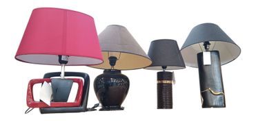 trois lampes placées l'une à côté de l'autre sur une table