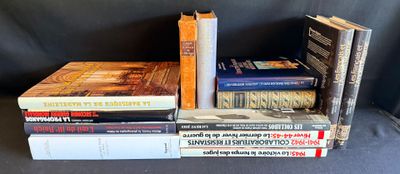 plusieurs livres empilés sur une table