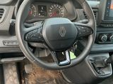 l'intérieur d'une voiture avec un volant, un tableau de bord et une planche de bord