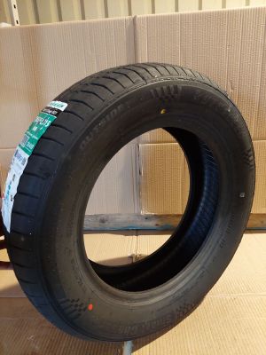 une photo d'un pneu posé sur une boîte en carton