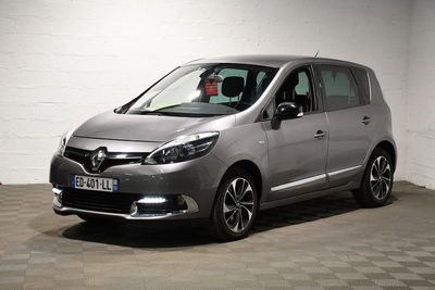 la photo d'une voiture argentée garée dans un garage