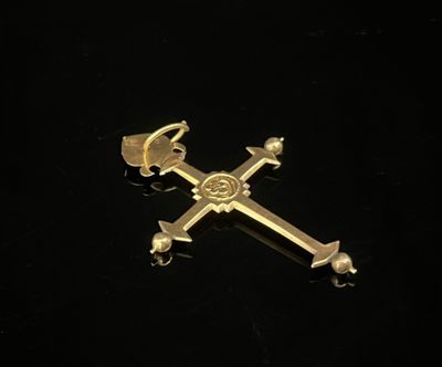 une croix dorée sur une surface noire, avec un fond noir