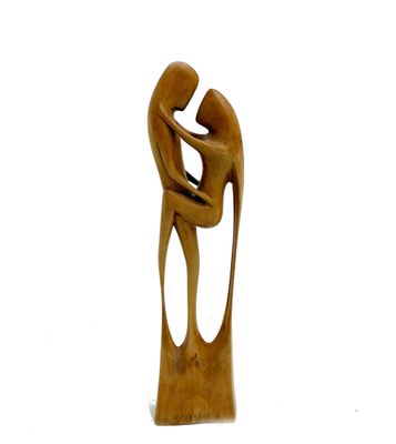 statue représentant un homme et une femme enlacés, sur fond blanc