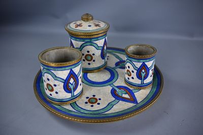 quatre tasses et une soucoupe sur un plateau
