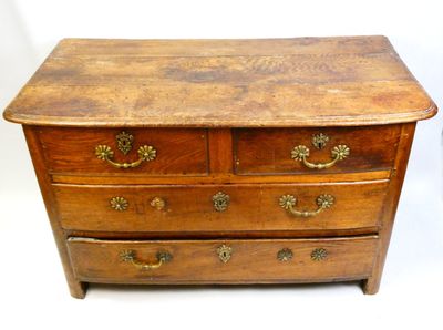 une commode en bois munie de poignées en laiton