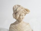 buste en marbre représentant une femme coiffée d'un chapeau