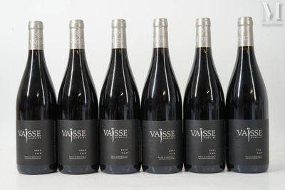 six bouteilles de vin rouge sont alignées sur une table