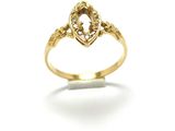 un gros plan d'une bague en or ornée d'un cœur