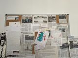 un tableau d'affichage sur lequel sont accrochés tout un tas de papiers