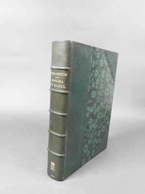 un livre vert posé sur une table